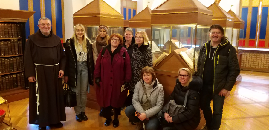 Prva skupina knjižničark in knjižničarjev na ogledu samostanske knjižnice.